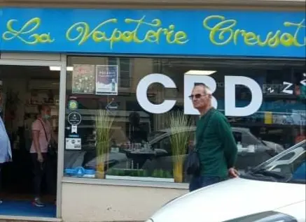 elfbar nachfüll pod läuft aus Cigarette électronique : une deuxième personne est morte d'une maladie  inconnue qui inquiète les autorités main image 0