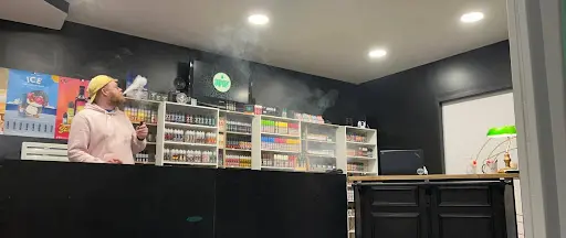 vape chalons en champagne A Châlons, les professionnels de la cigarette électronique dévoilent les  coulisses de leur métier main image 0